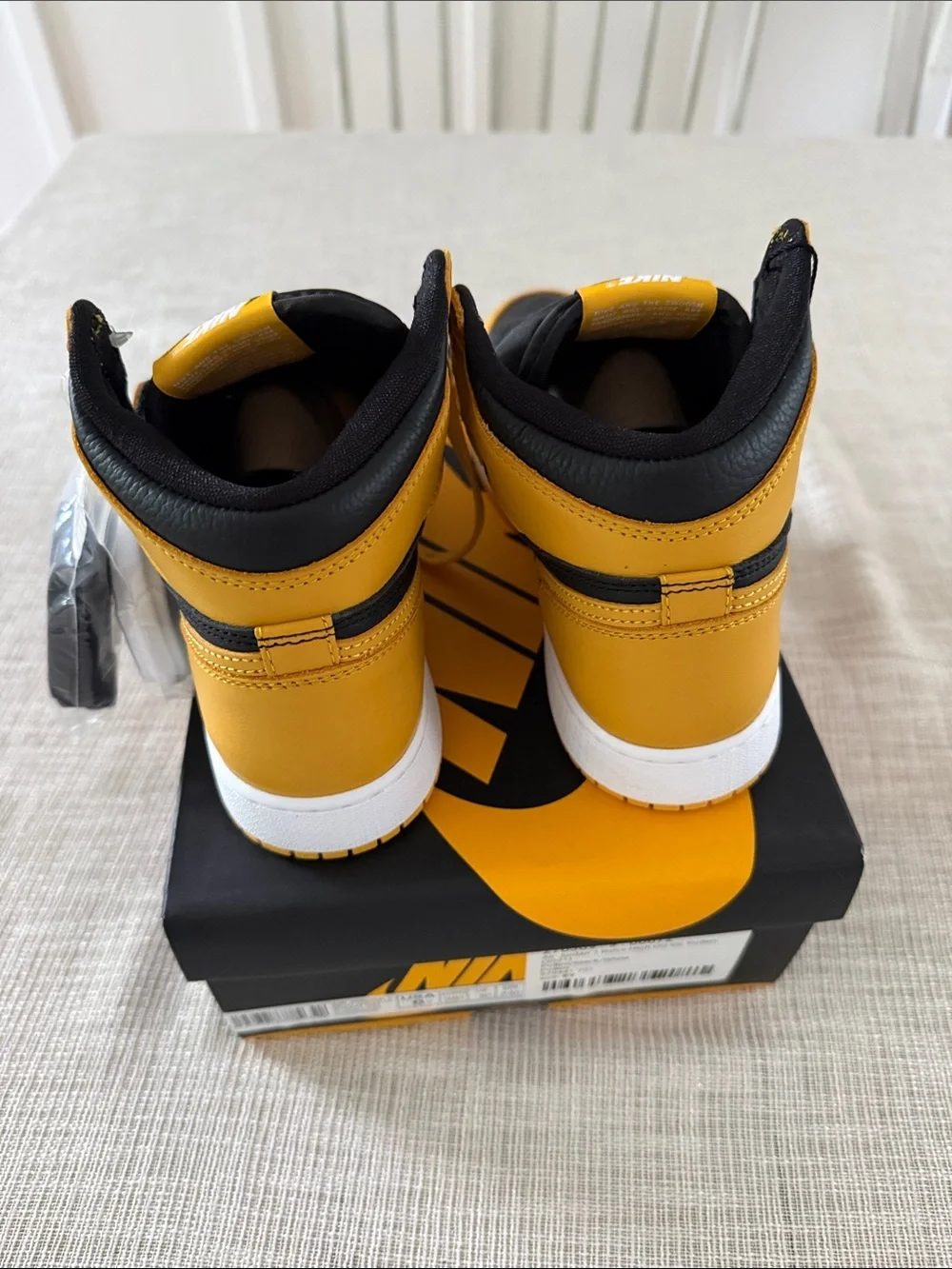 Nike kids size 6Y  High-Top Sneakers in Yellow and Black